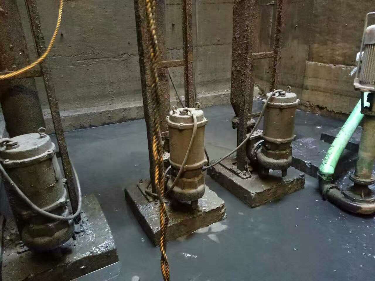 夹江污水池清理